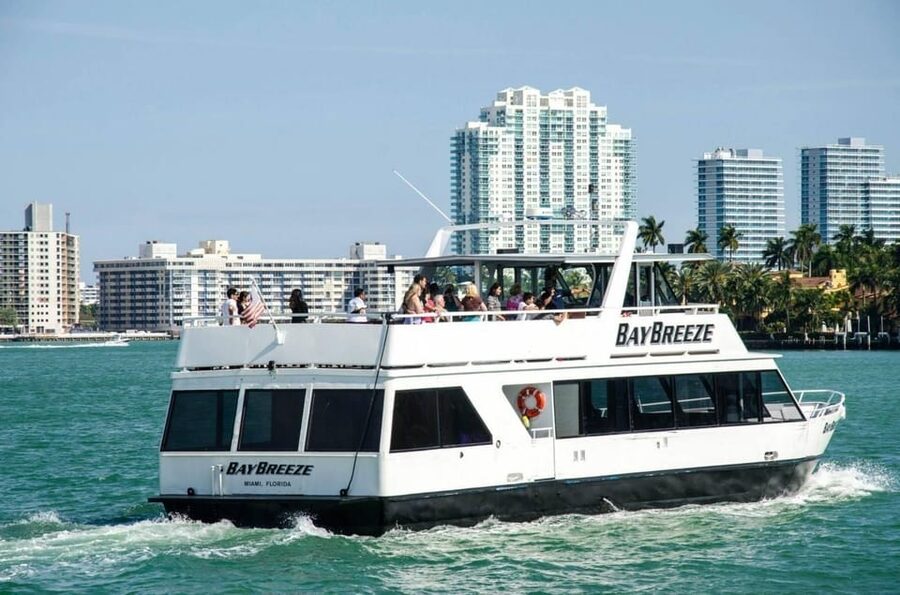 Miami: Biscayne Bay Millionaire's Homes Sightseeing Cruise - Freedom Tower and the downtown view
