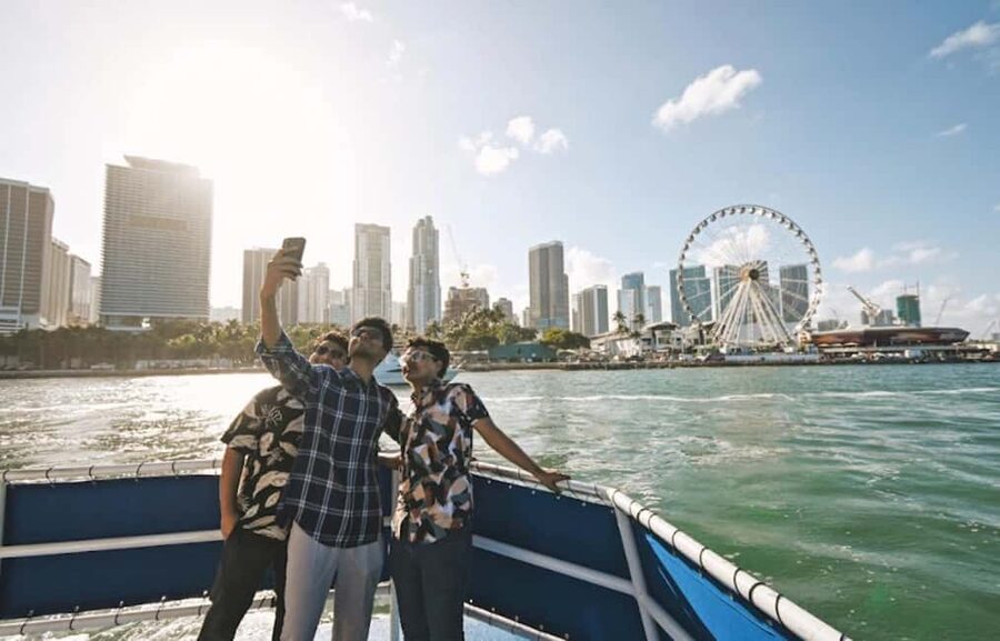 Miami: Biscayne Bay Millionaire's Homes Sightseeing Cruise - Drinks, photos, and the actual cost