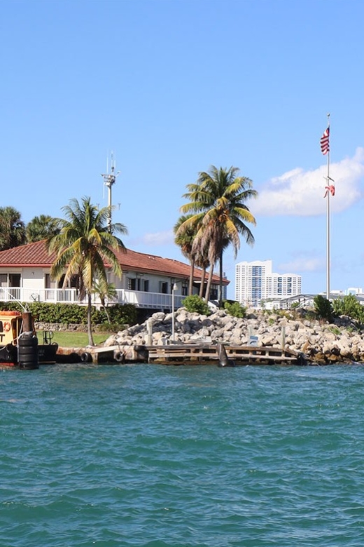 Miami Skyline Cruise of Millionaire Homes - Boarding at Bayside Marketplace