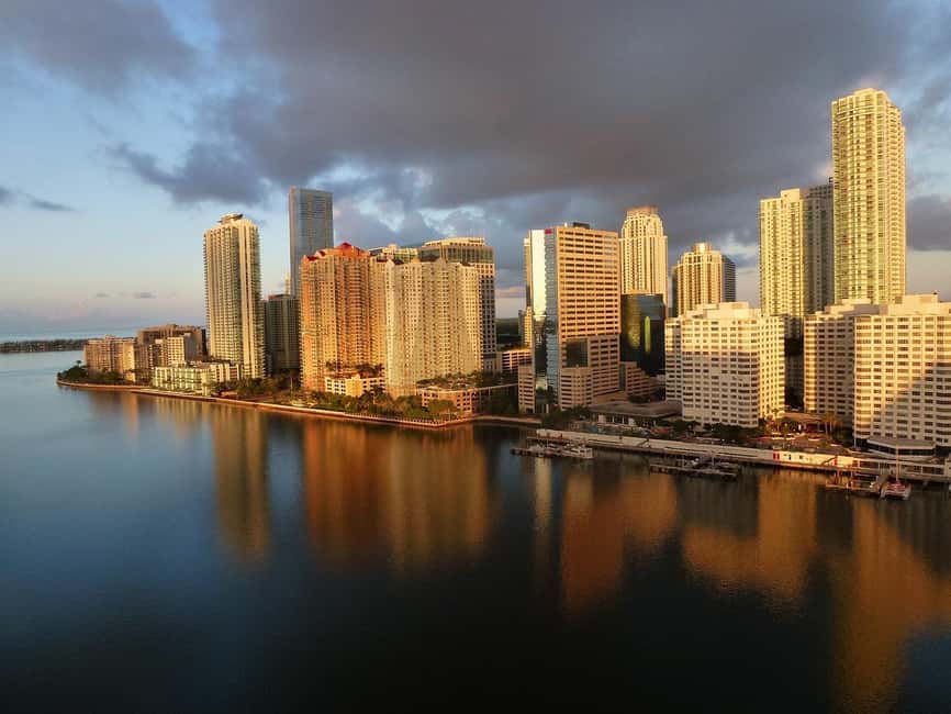 Miami Skyline Cruise of Millionaire Homes - South Beach and South Pointe Park