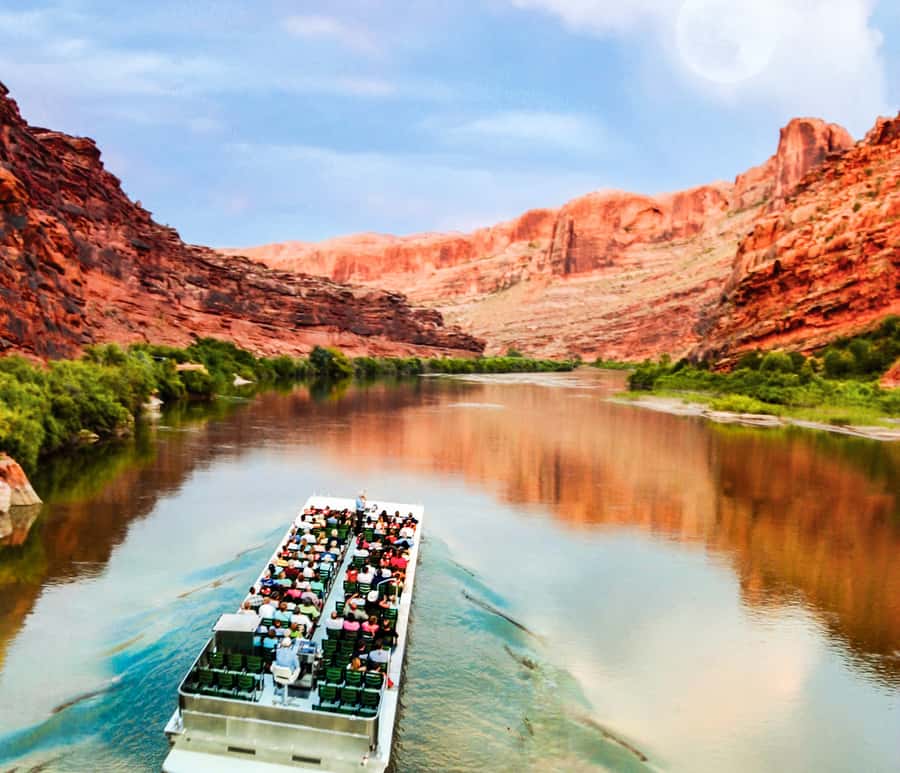 Moab: Colorado River Dinner Cruise with Music and Light Show - Who should book this Colorado River cruise?