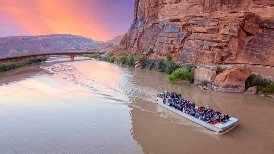 Moab: Colorado River Dinner Cruise with Music and Light Show - A cowboy dinner beside the river