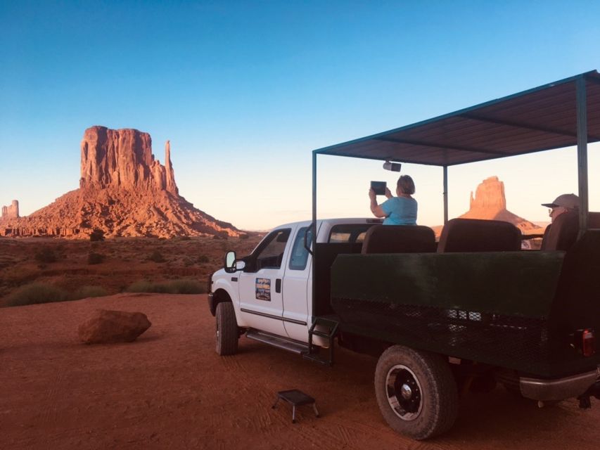 Monument Valley: Highlights Tour with Backcountry Access - The classic viewpoints: Mitten View to John Ford Point