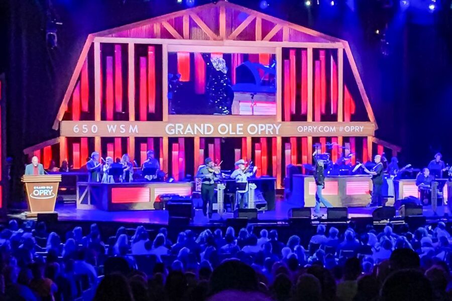 Nashville: Grand Ole Opry Show Ticket - The 7 PM show: quick changes and plenty of variety