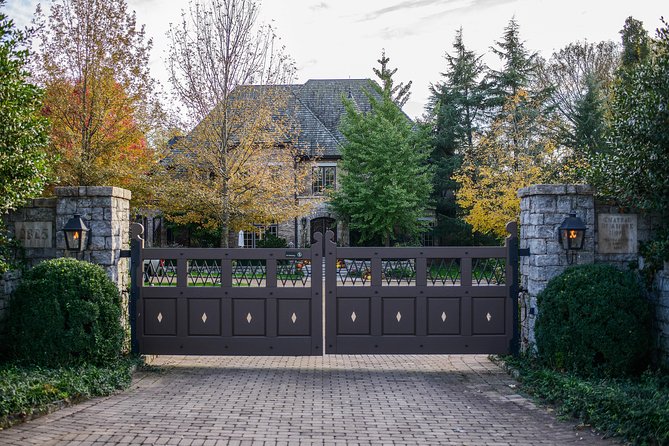 Nashville "Homes Of The Stars" Narrated Bus Tour with 30+ Celebrity Homes - Why the guide matters more than the address list
