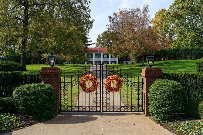 Nashville "Homes Of The Stars" Narrated Bus Tour with 30+ Celebrity Homes - Who will enjoy this two-hour bus tour