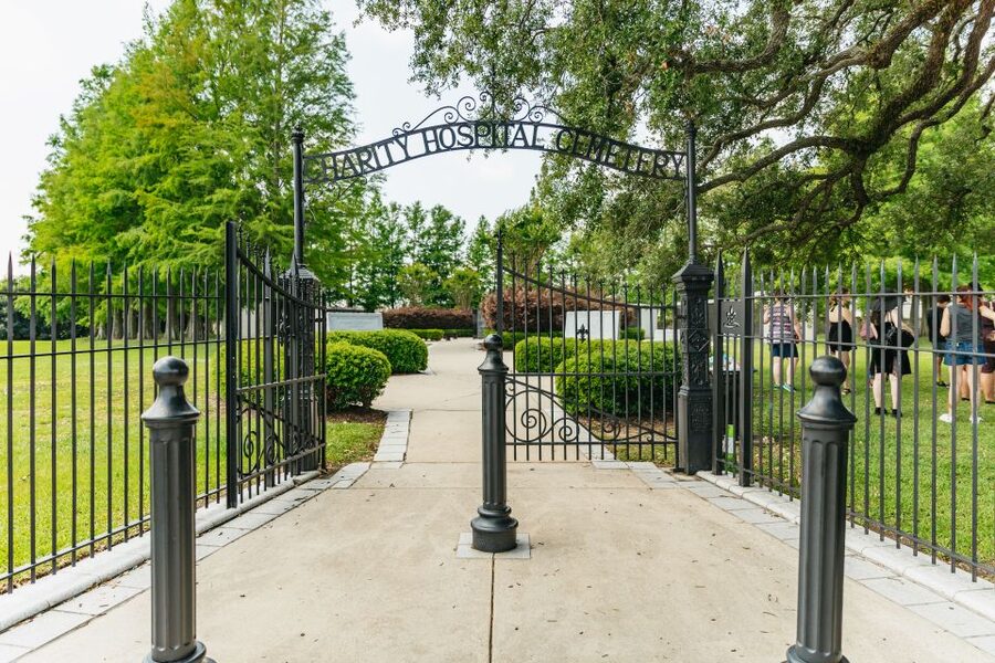 New Orleans: Cemetery Tour - Why New Orleans built cities of the dead
