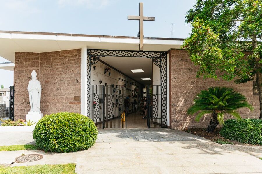 New Orleans: Cemetery Tour - Walking through several burial grounds