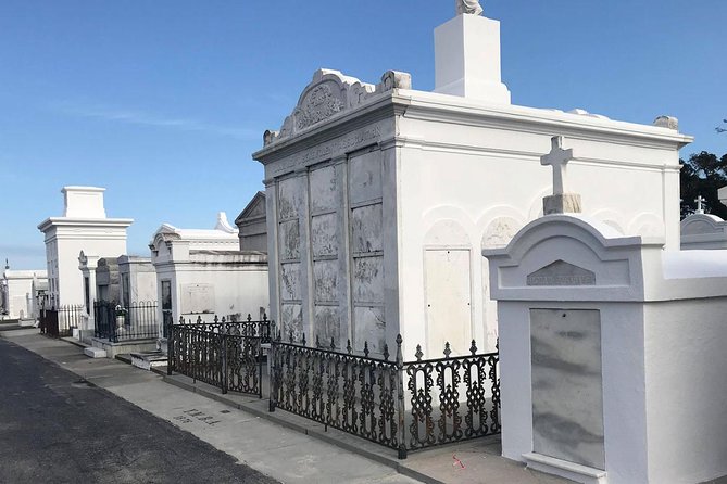 New Orleans City and Cemetery 2-Hour Bus Tour - St. Louis Cemetery No. 3 and New Orleans burial customs