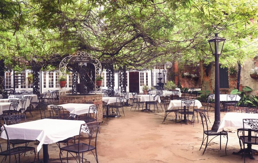 New Orleans: 'Court of Two Sisters' Jazz Brunch Buffet - Service that makes a buffet easier