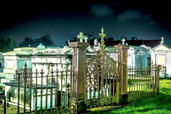 New Orleans Dead of Night Ghosts and Cemetery Bus Tour - City Park and the Café du Monde pause