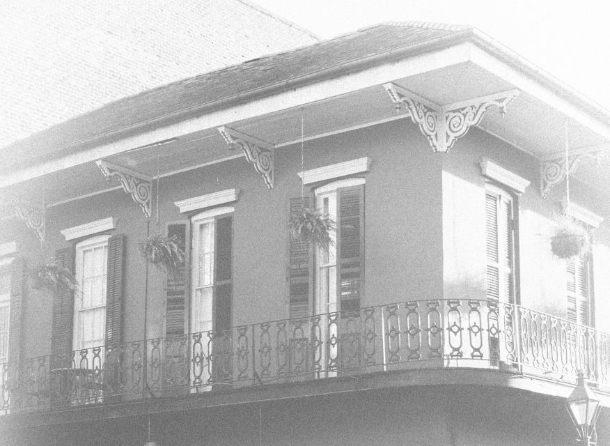 New Orleans: French Quarter Ghost Tour with Interior Visit - Lafitte’s Blacksmith Shop Bar provides a useful break