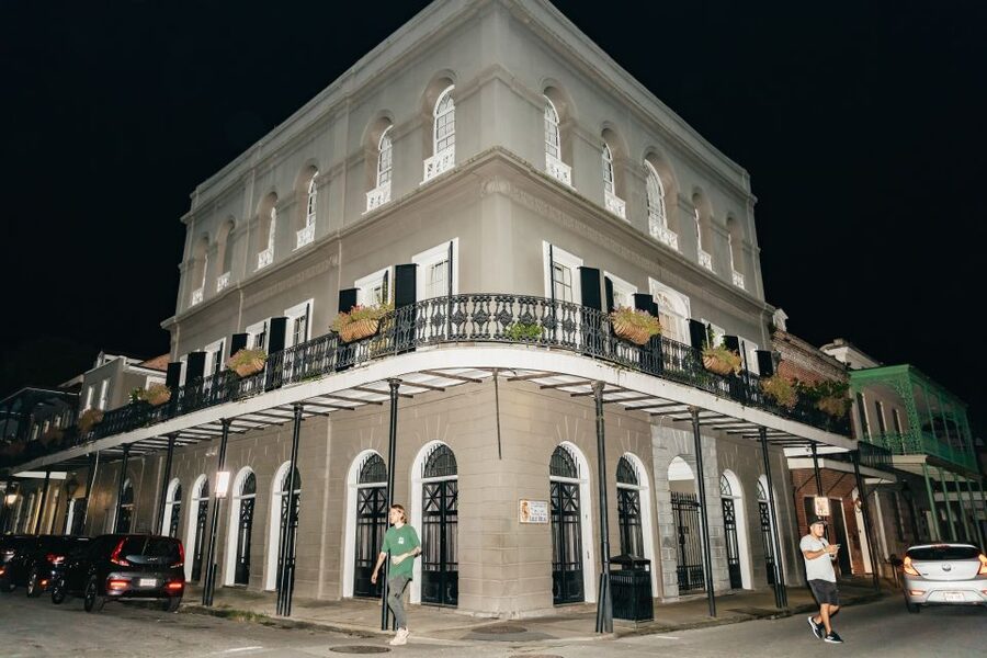 New Orleans: French Quarter Ghost Tour with Interior Visit - The guides make or break a storytelling tour