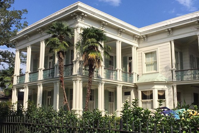 New Orleans Homes of the Rich and Famous Tour of the Garden District - Architecture, stories, and the guide factor