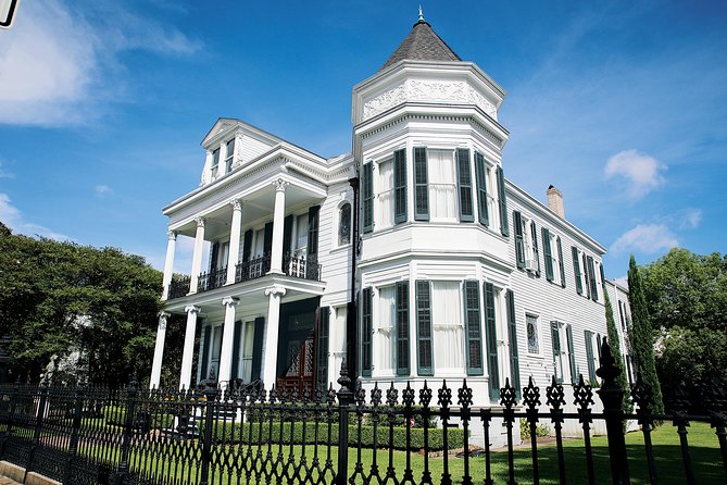 New Orleans Homes of the Rich and Famous Tour of the Garden District - Walking conditions, weather, and comfort