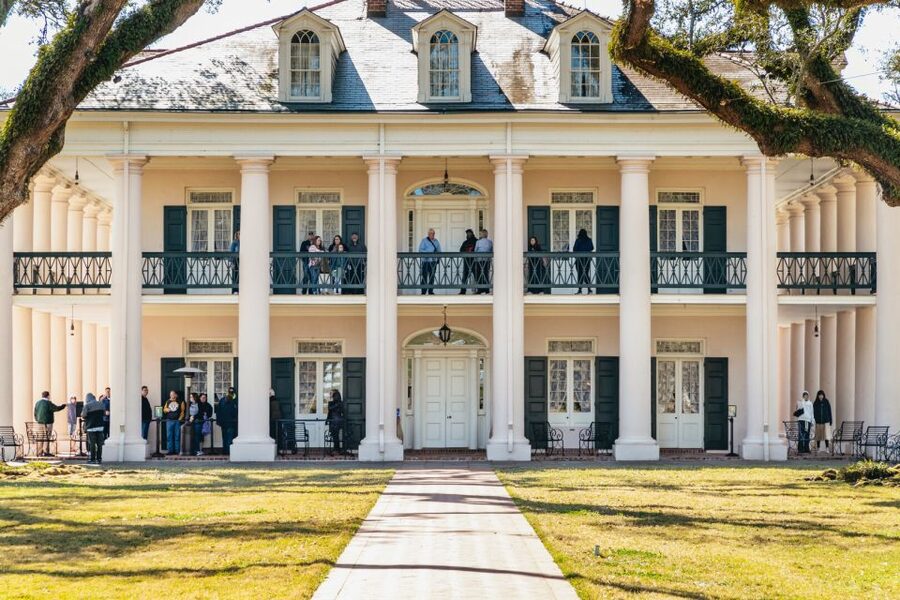 New Orleans: Oak Alley Plantation & Airboat Swamp Combo Tour - Guides who shape the experience