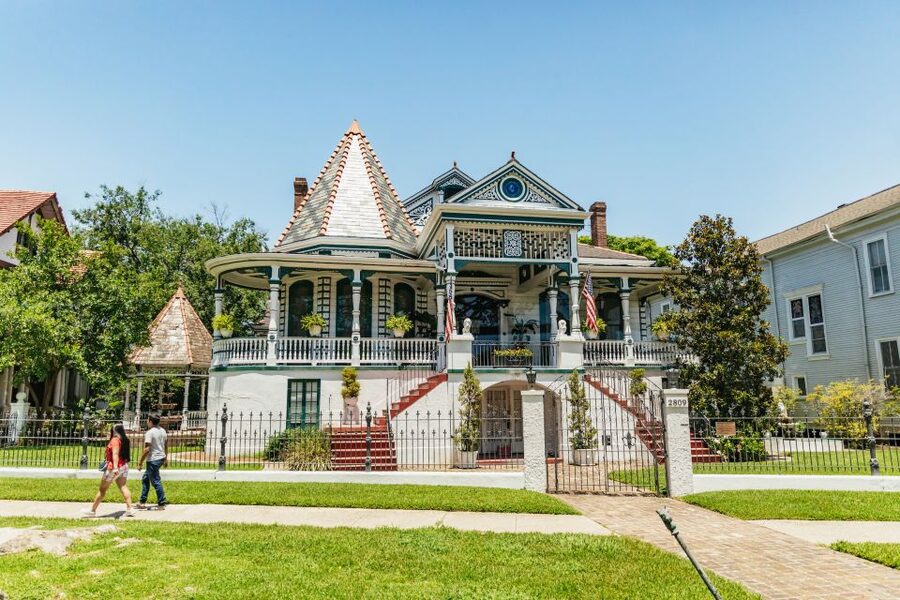New Orleans: Sightseeing Bus Tour - City Park, Café du Monde, and Lake Pontchartrain