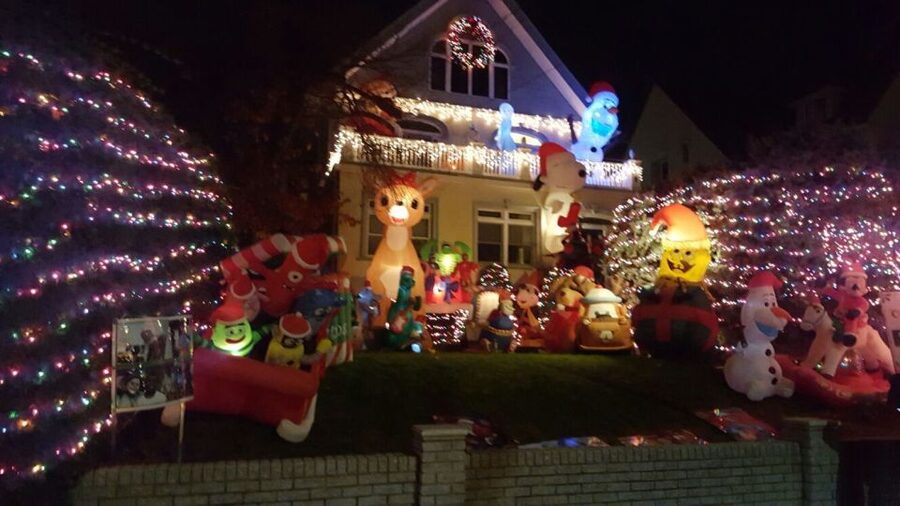 New York City: Dyker Heights Christmas Lights Tour - DUMBO and the Brooklyn Bridge views