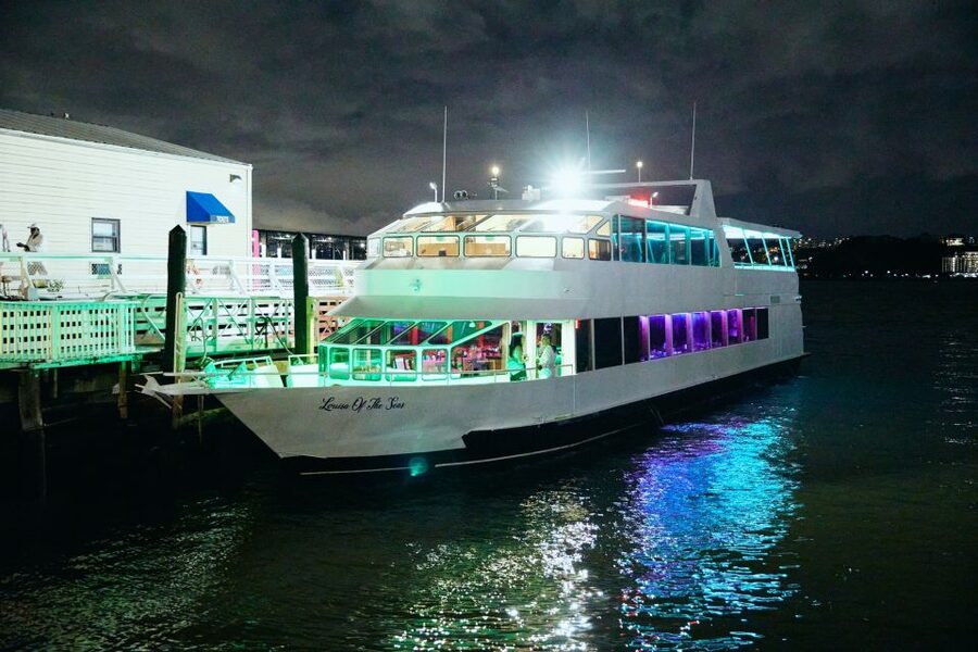New York City: Gourmet Dinner Cruise with Live Music - Music, service, and the feel of the evening