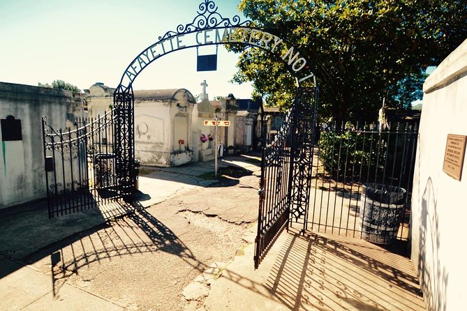 NOLA Garden District and Gates of Lafayette Cemetery Tour - Starting at the Garden District Book Shop