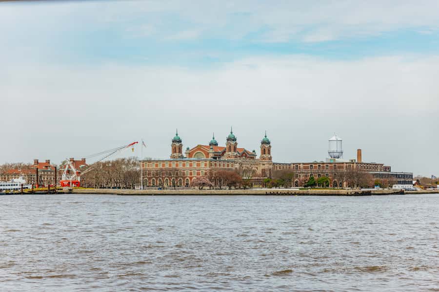NYC: Circle Line 2.5 Hour Best of NYC Boat Cruise - The guides are the heart of the cruise
