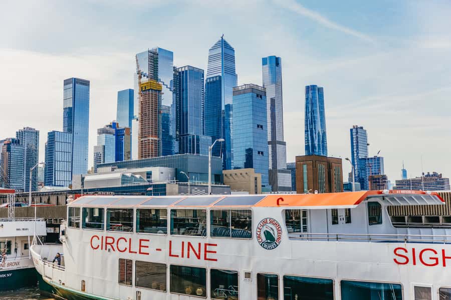 NYC: Circle Line 2.5 Hour Best of NYC Boat Cruise - Indoor comfort and outdoor photographs