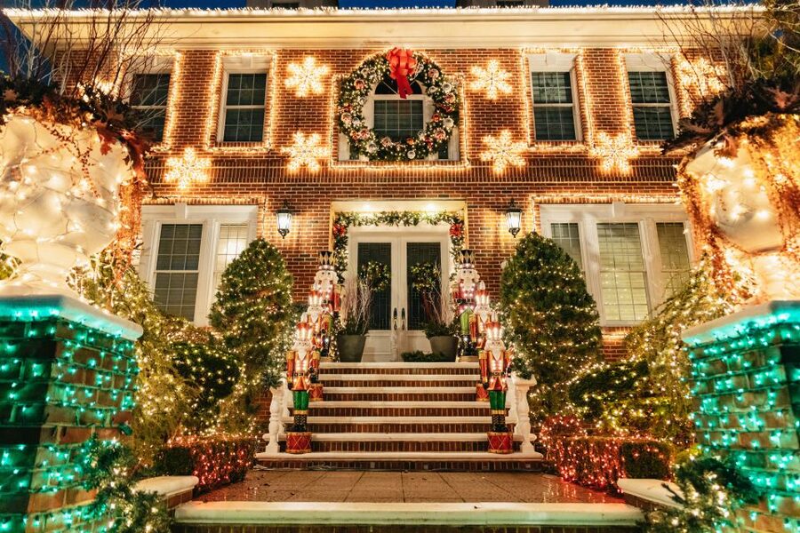 NYC: Dyker Heights Christmas Lights & Skyline View Bus Tour - Why Dyker Heights works best with a bus