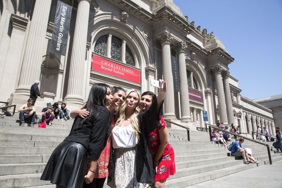 NYC: Gossip Girl Sites Bus Tour - Seeing The Empire Hotel and Chuck Bass’s next chapter