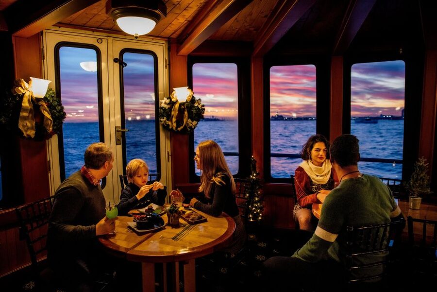 NYC: Holiday Yacht Cruise with Jazz, Cocoa & Carols - Jazz, carols, and the right volume
