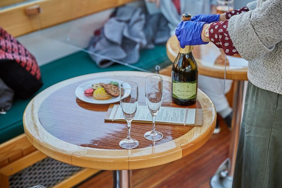 NYC: Holiday Yacht Cruise with Jazz, Cocoa & Carols - Service and the small details that matter