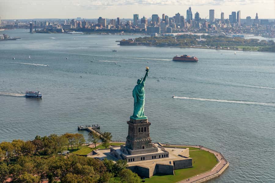 NYC: Manhattan Sightseeing Helicopter Tour - The Hudson River and the Intrepid Museum