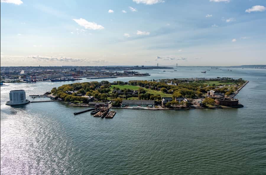 NYC: Manhattan Sightseeing Helicopter Tour - Who should book this flight?