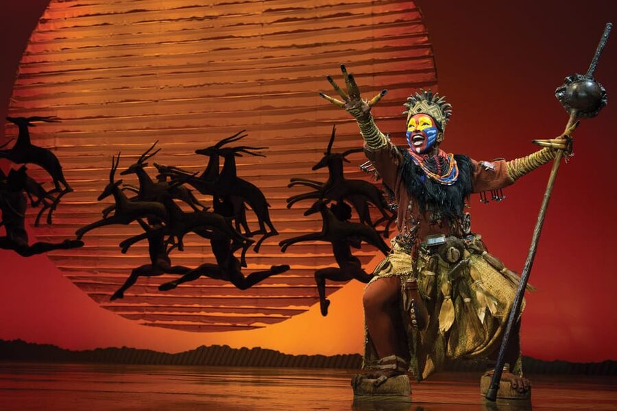NYC: The Lion King on Broadway - Julie Taymors animals and moving stage pictures