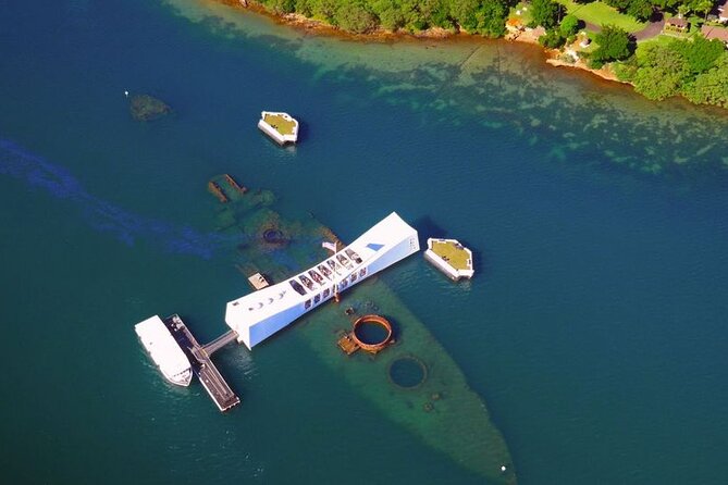 Oahu: Pearl Harbor USS Arizona Memorial - The USS Arizona Memorial by boat