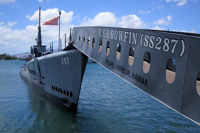 Oahu: Pearl Harbor USS Arizona Memorial & Battleship Missouri - Punchbowl Crater adds a brief Honolulu memorial stop