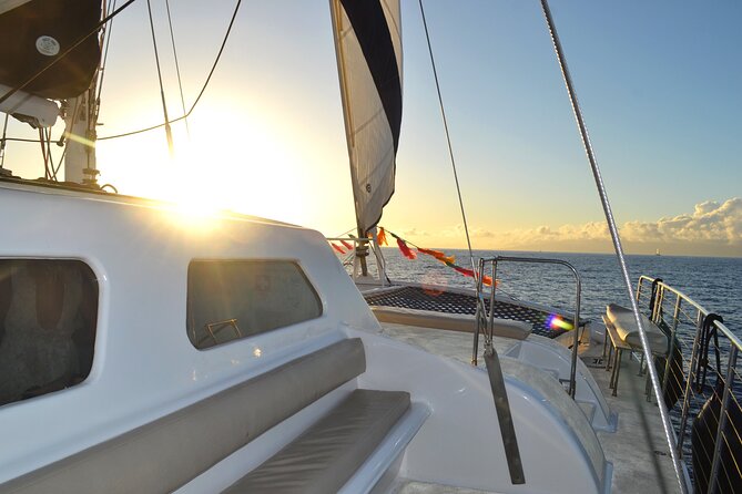 Oahu's Waikiki Coast: Moana’s Sunset Cocktail Sail - Sunset views, drinks, and the best place to stand