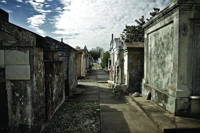 One Hour Saint Louis Cemetery Number One Walking Tour - What this one-hour walk actually offers