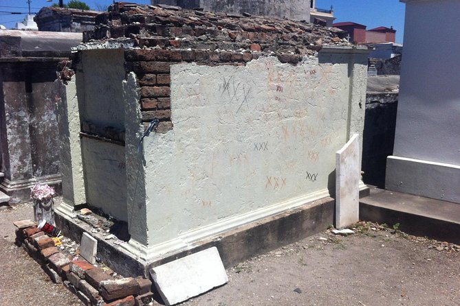 One Hour Saint Louis Cemetery Number One Walking Tour - Walking comfort, heat, and group size