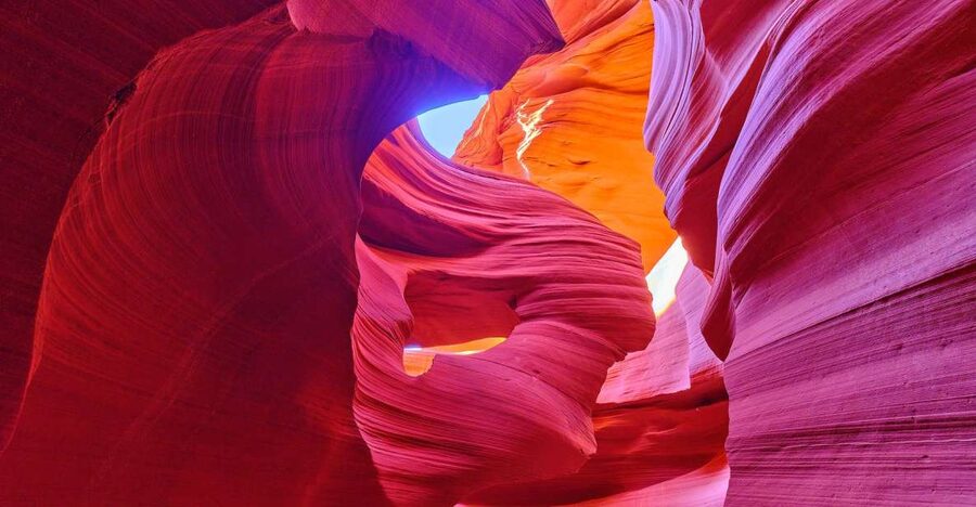 Page: Lower Antelope Canyon Ticket and Guided Hiking Tour - Walking down into the slot canyon