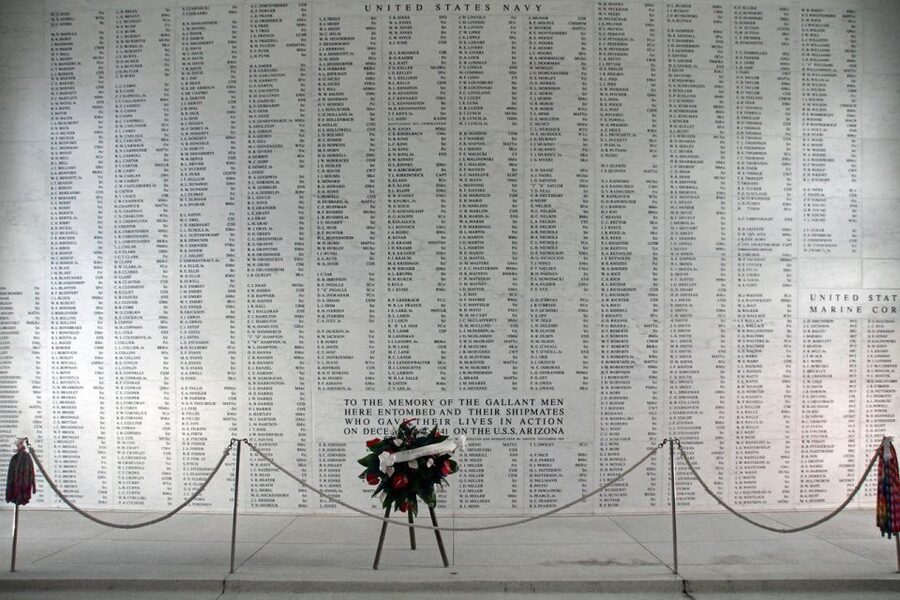 Pearl Harbor: USS Arizona Memorial & Battleship Missouri - The Waikiki drive adds a short Honolulu tour