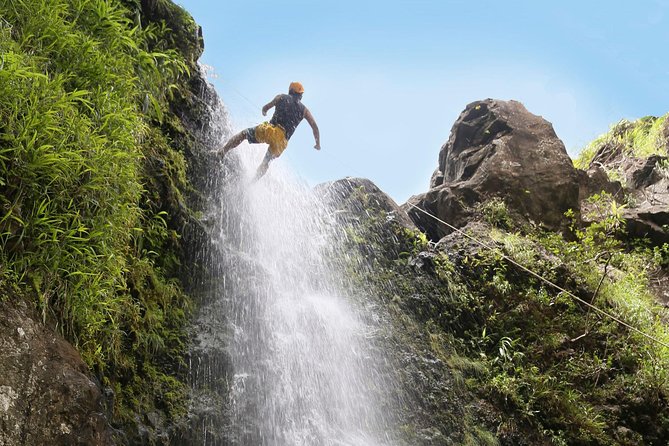 Rappel Maui Waterfalls and Rainforest Cliffs - Learning the ropes before the higher drops