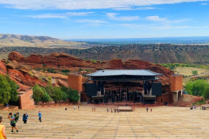 Red Rocks & Beyond - Golden supplies the relaxed finish