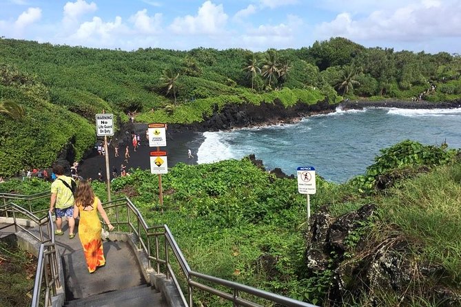 Road to Hana: Full-Day Scenic Drive with Blacksand & Waterfalls - Why the Road to Hāna works better with a driver