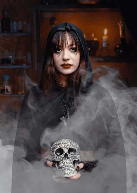 Salem Ghost Tours: Witches & Wicked Whispers - Meeting your guide on Essex Street