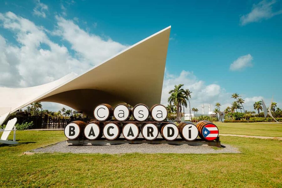 San Juan: Casa Bacardi Distillery Tour - Making cocktails in the Mixology Class