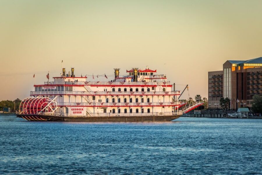 Savannah: Buffet Dinner Cruise with Live Entertainment - Service at the table