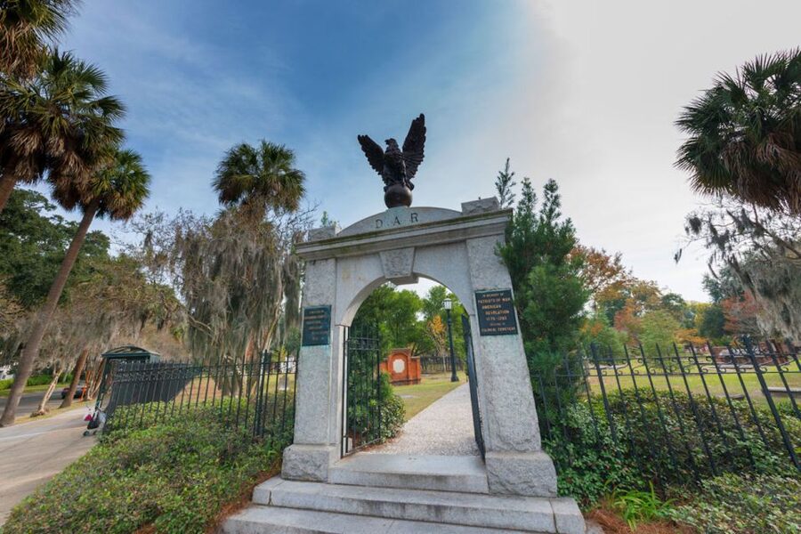 Savannah: "Savannah for Morons" Comedy Trolley Tour - Georgia’s founding and Savannah’s long story