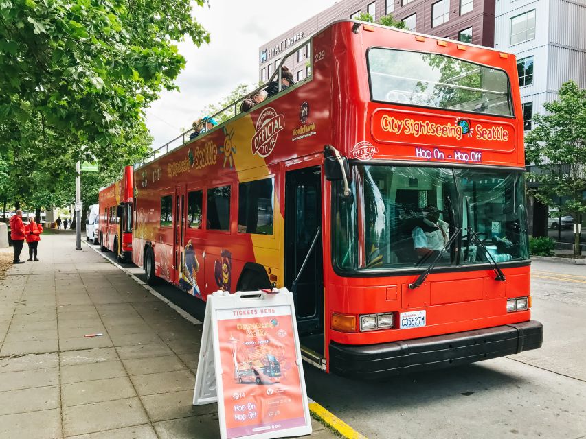 Seattle: City Sightseeing Hop-On Hop-Off Bus Tour - Recorded commentary versus the live panoramic tour