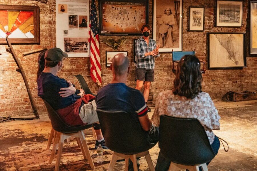 Seattle: Guided Underground Walking Tour - Guides who make a short tour work