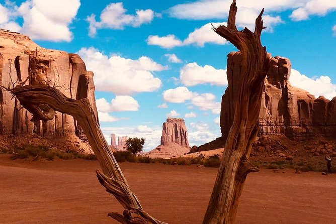 Sunset Tour of Monument Valley - Stop 3: A Navajo hogan and rug weaving